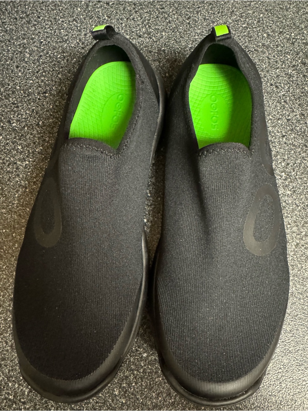 OOFOS Men's Black Slip-On Athletic Recovery Shoes with Neon Green Insoles